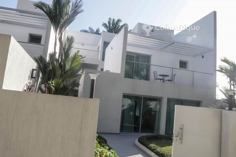 Location villas triplex meublée de 5 pièces - marcory résidentiel avec piscine