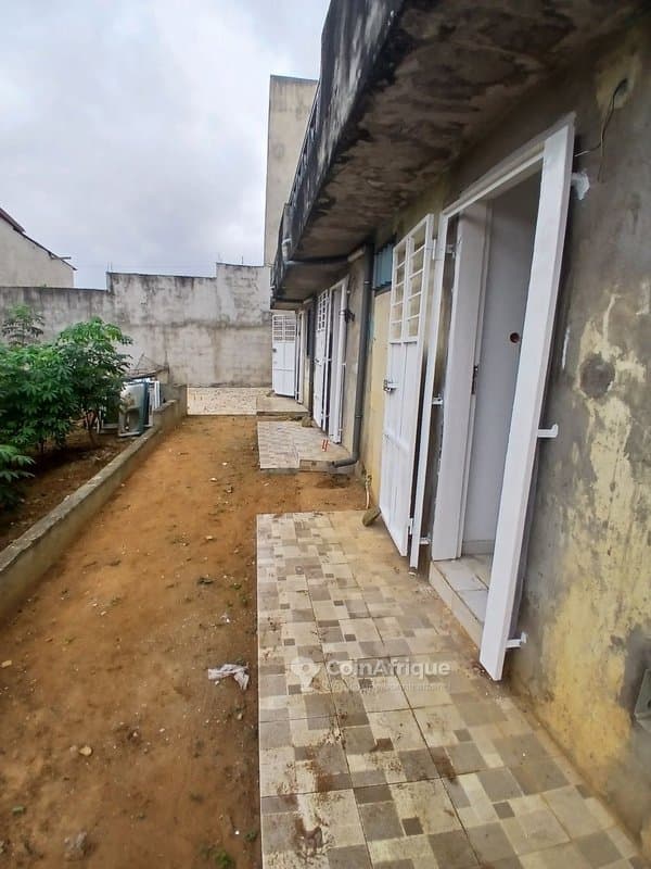 Location studio à cocody riviera palmeraie saint viateur nouvelle constructions derrière la cité sipim4 aurez de chaussée visite 5000f loyer 1. 85 mille x5 loyer 2.