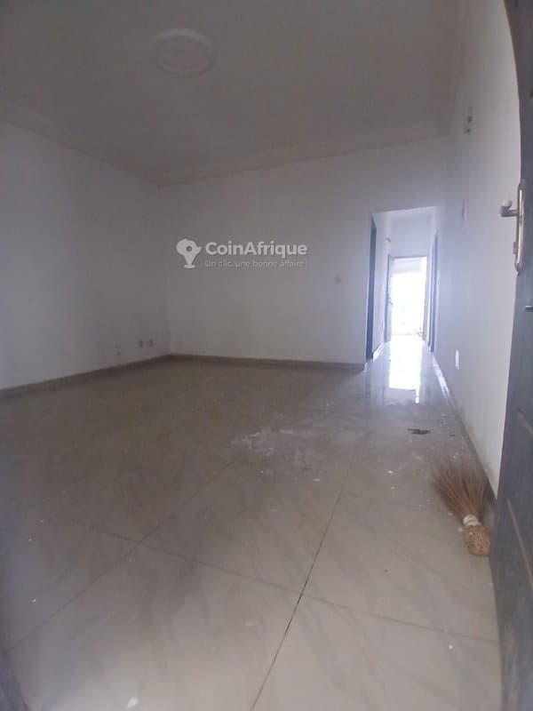 Location appartement 2 pièces à cocody angré nouveau chu au 1er étage avec balcon — photo 2