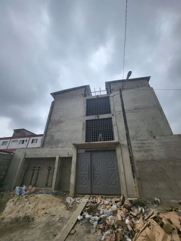 Location appartement 3pièces à vendre situé à Cocody rivera palmeraie saint viateur du 2ème au 3eme étages nouvelle construction livré clé en main