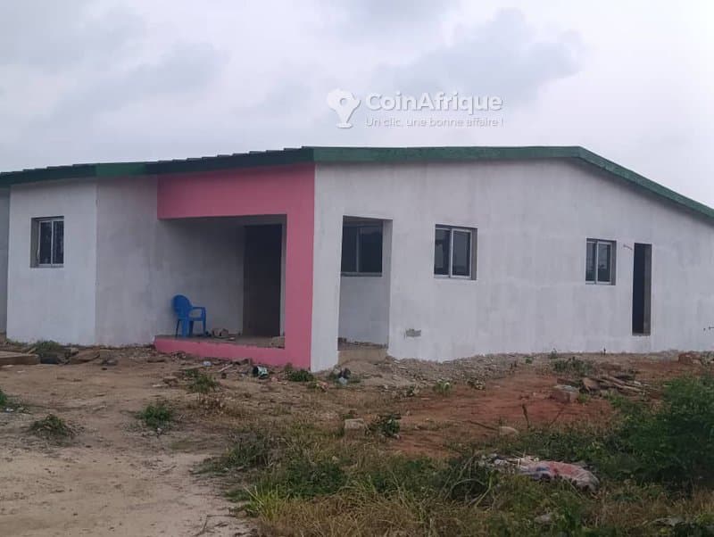 Vente villa basse de 4 pièces à bingerville derrière mère et enfant