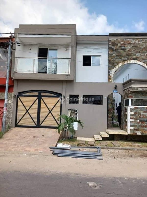 ‎Location villa duplex 4 pieces à Angré 8eme tranche dans la Cité star 12 Avec Piscine