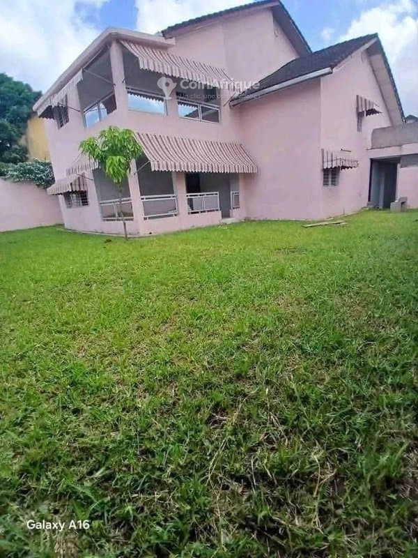 Vente villa 8 pièce à Cocody Rivera Faya Cité Sicogi
