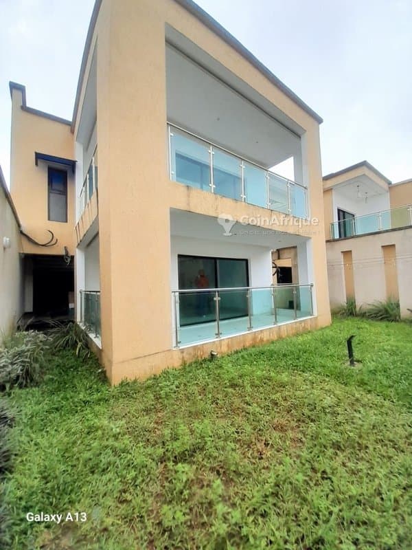 Location villa duplex 5 pièces à Cocody-angré 8ème tranche