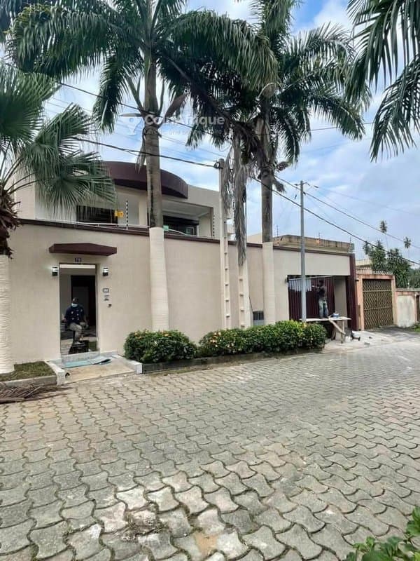 Location villa duplex de 6 pièces à cocody 2 plateaux les valons non loin de l'ambassade du ghana