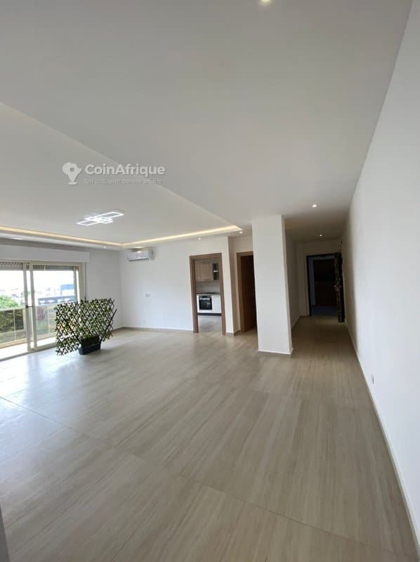 Location appartement 3 pièces avec piscine Cocody Riviera 2