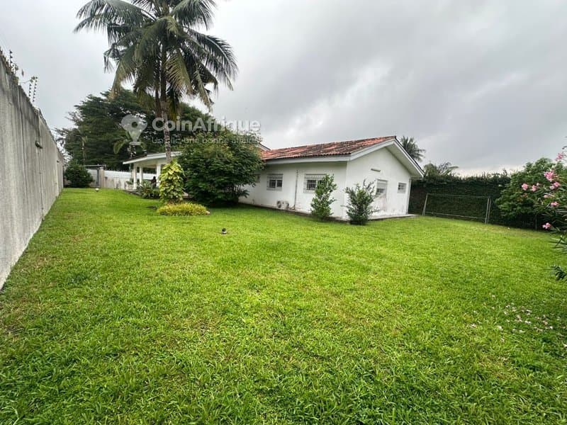 Location villa avec grand jardin à Cocody riviera 3