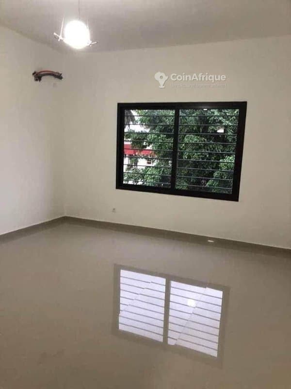 Location appartement 4 pièces deux Plateaux non loin de sococe