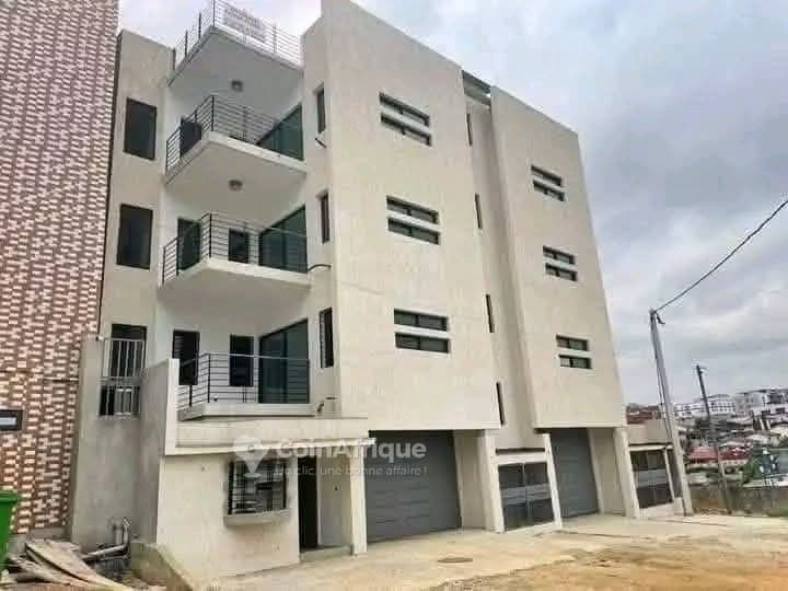 Location appartement 3 pièces à Cocody Angre 9eme tranche au 2ème étage