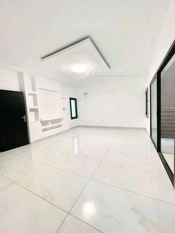 Location appartement 3 pièces à Cocody Angre 9eme tranche au 2ème étage — photo 3
