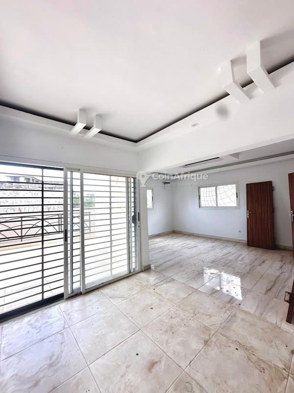 Location villa triplex 5 pièces Angre 9 ème tranche