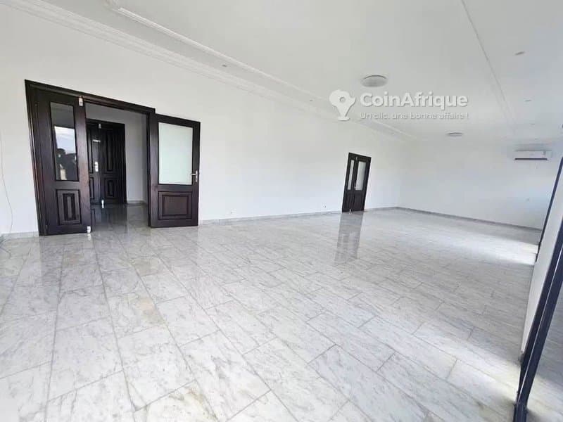 Location penthouse 4 pièces en Zone 4