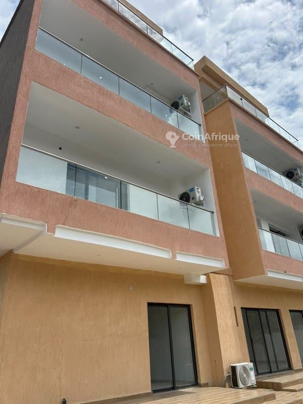Location appartement 4 pièces avec cour privative – Angre cite cascade