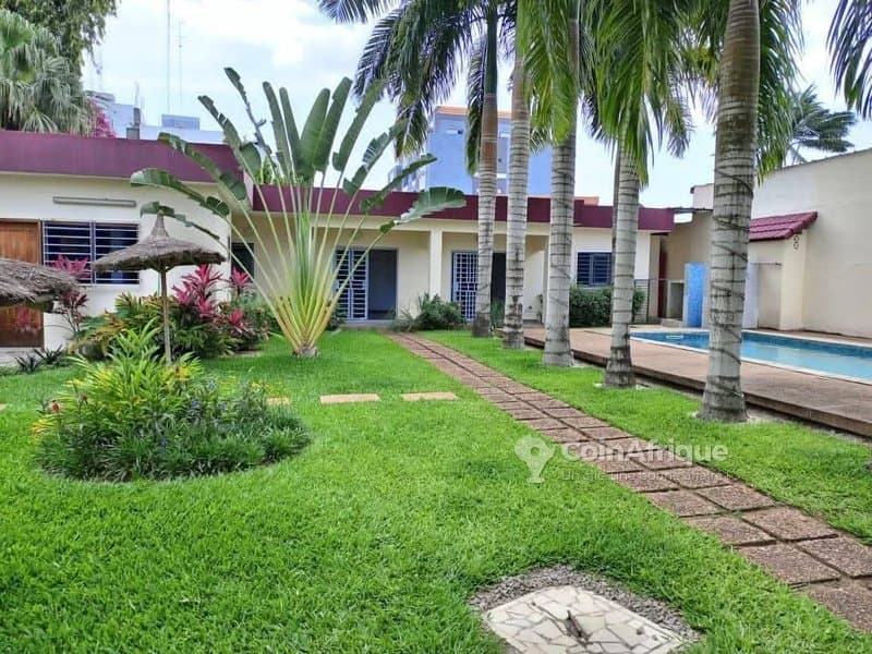 Location villa duplex 6 pièces à Cocody Mermoz une Villa duplex moderne de 6 pièces superficie 900M² document ACD PRIX de vente 1.2 milliard visite possible à tous moment