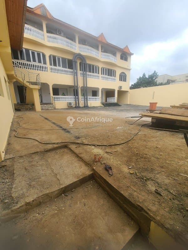 Location Bureaux et commerce 40 pièces à Cocody