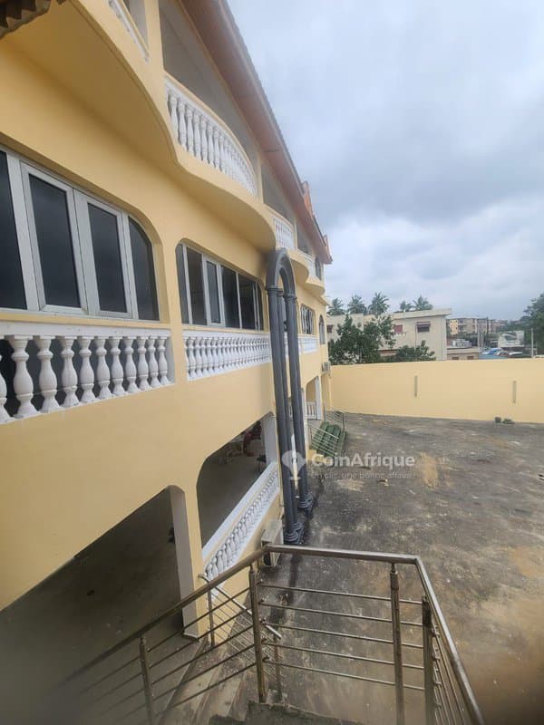 Location Bureaux et commerce 40 pièces à Cocody — photo 2
