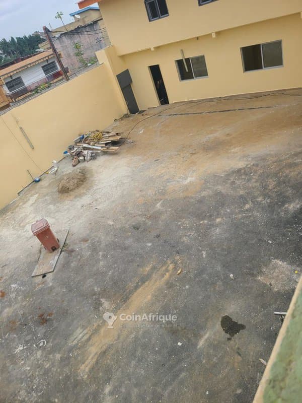 Location Bureaux et commerce 40 pièces à Cocody — photo 3