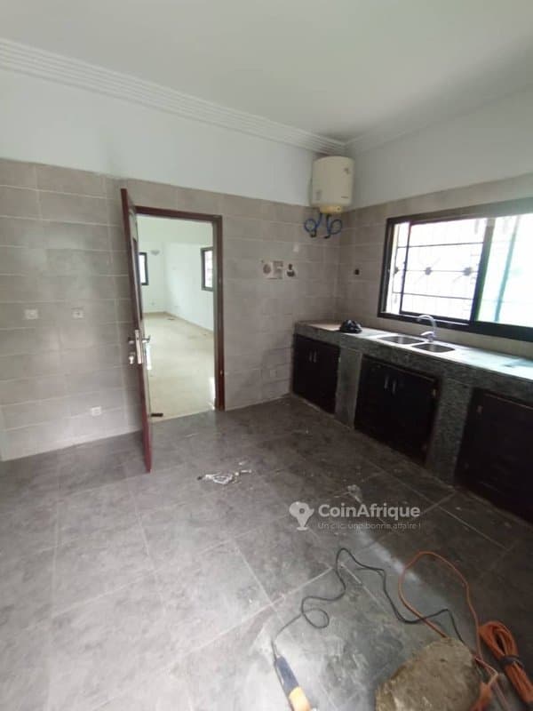Location villa basse à Bingerville feh késsé dans une cité — photo 4