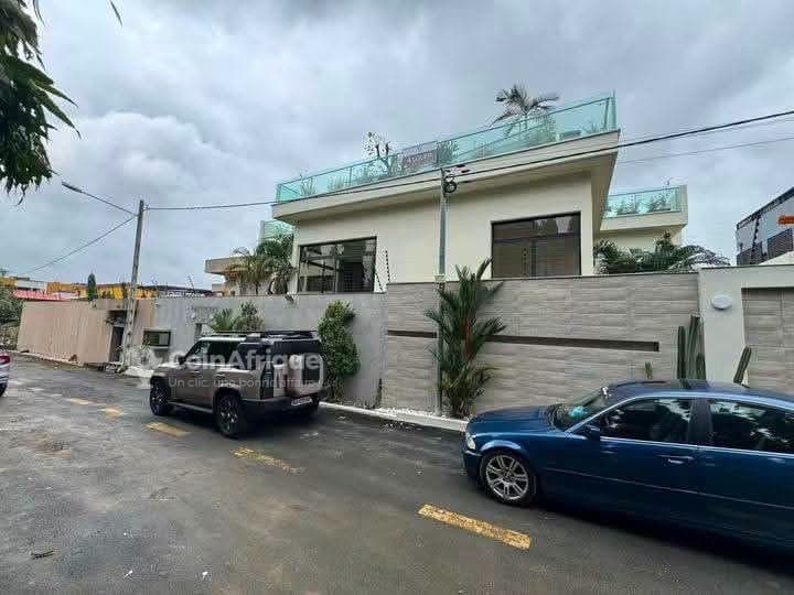 Location villa duplex 7 pièces avec piscine | Riviera golf 4 cité terre afrique