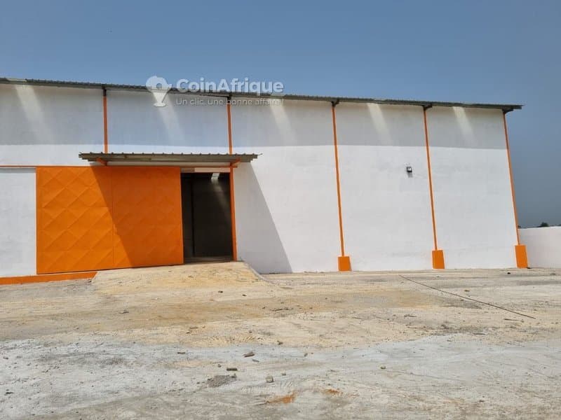 Yopougon zone industrielle un entrepôts de 2000m2 à vendre avec acd