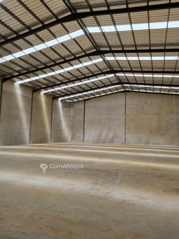Yopougon zone industrielle un entrepôts de 2000m2 à vendre avec acd — photo 2