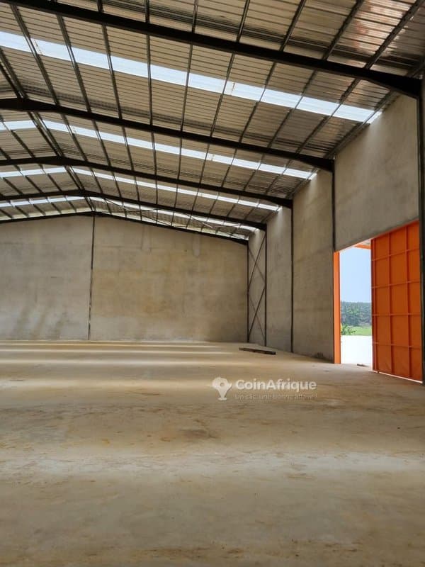 Yopougon zone industrielle un entrepôts de 2000m2 à vendre avec acd — photo 3