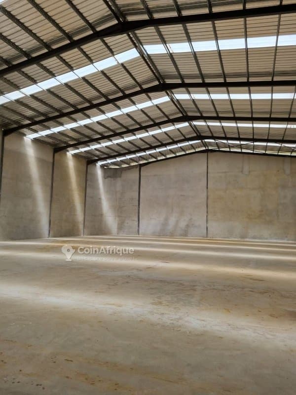 Yopougon zone industrielle un entrepôts de 2000m2 à vendre avec acd — photo 4