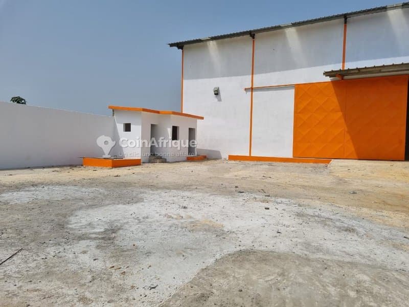 Yopougon zone industrielle un entrepôts de 2000m2 à vendre avec acd — photo 5
