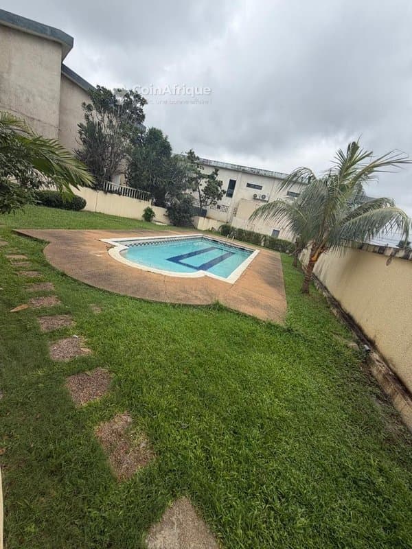 Location villa duplex 8 piece à Cocody rivera Bonoumin non loin d'Abidjan mool