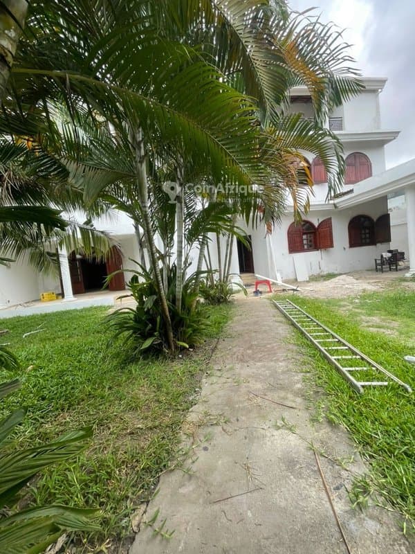 Location villa 7 pièces M b a d o n