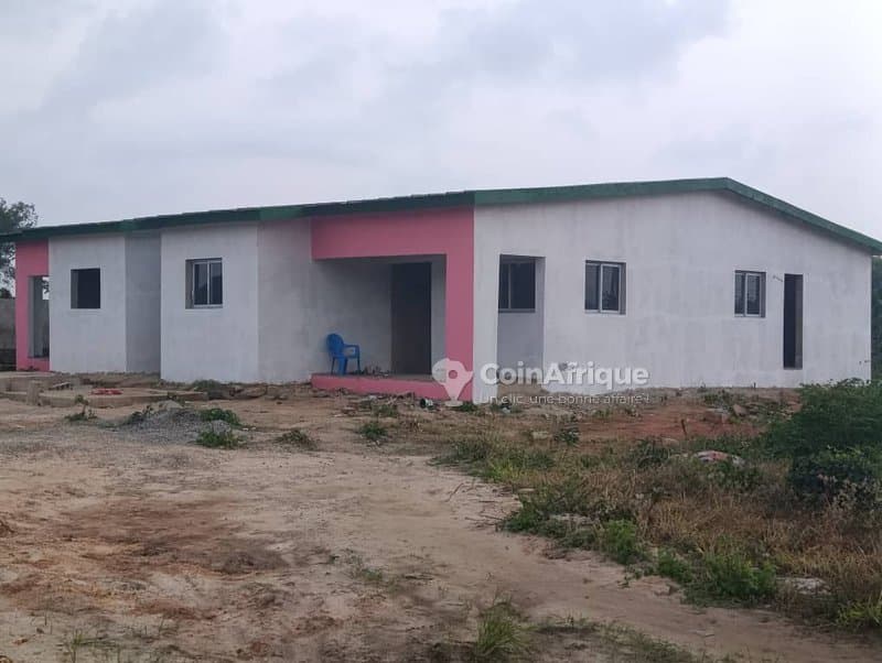Villa basse de 4 pièces en vente à bingerville derrière mère et enfant à adjin