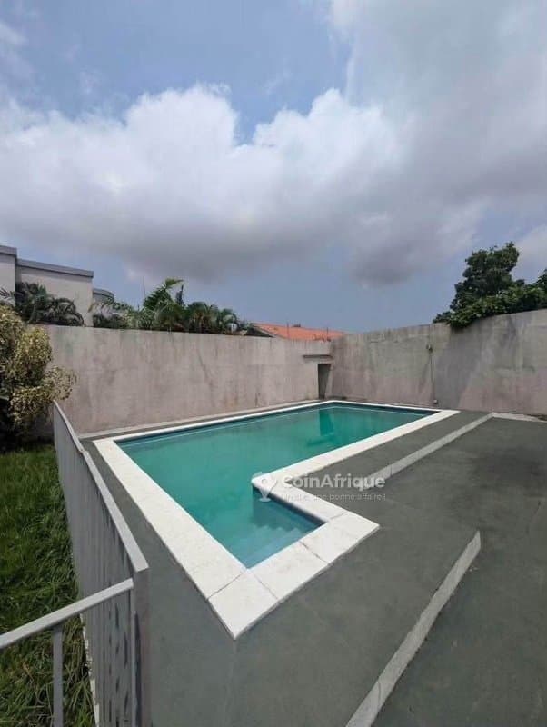 Location villa duplex de 7 pièces à Cocody Rivera golf 4 mel Théodore