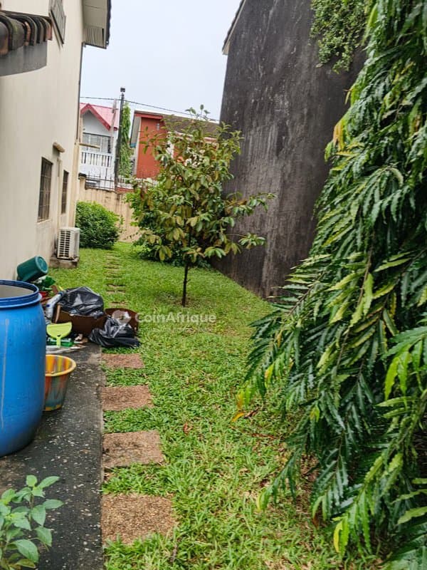 Vente villa duplex de 5 pièces dans la cite synacassi-1à proximité des écoles françaises et américaines et non loin du 3e pont d'abidjan. — photo 3