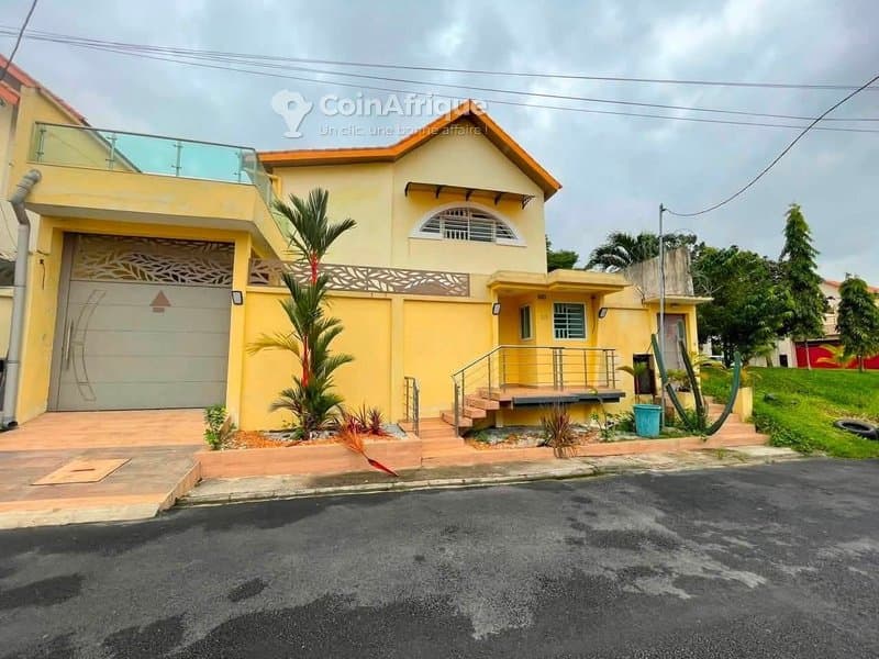 Location villa 5 pièces à Cocody Angre 8eme tranche cité les arcades 2