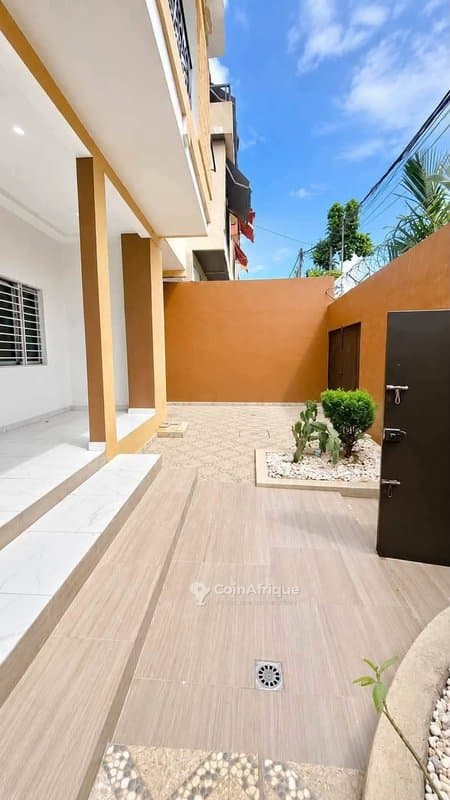 Location villa duplex de 6 pièces à cocody angre nouveau chu non loin de la pharmacie val-d'oise
