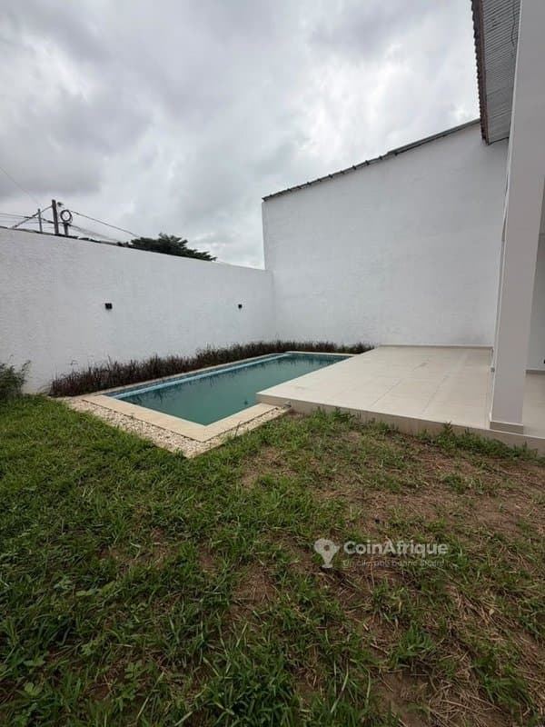 Location villa duplex de 4 pièces à cocody rivera 4 mbadon cité vatican