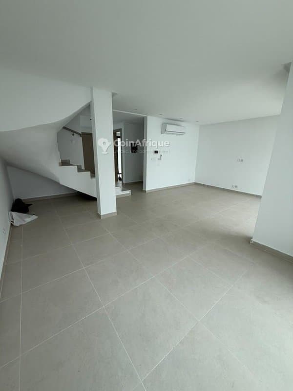 Location villa duplex de 4 pièces à cocody rivera 4 mbadon cité vatican — photo 4