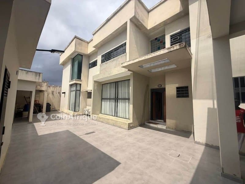 Location villa 14 pièces à Angré Chu