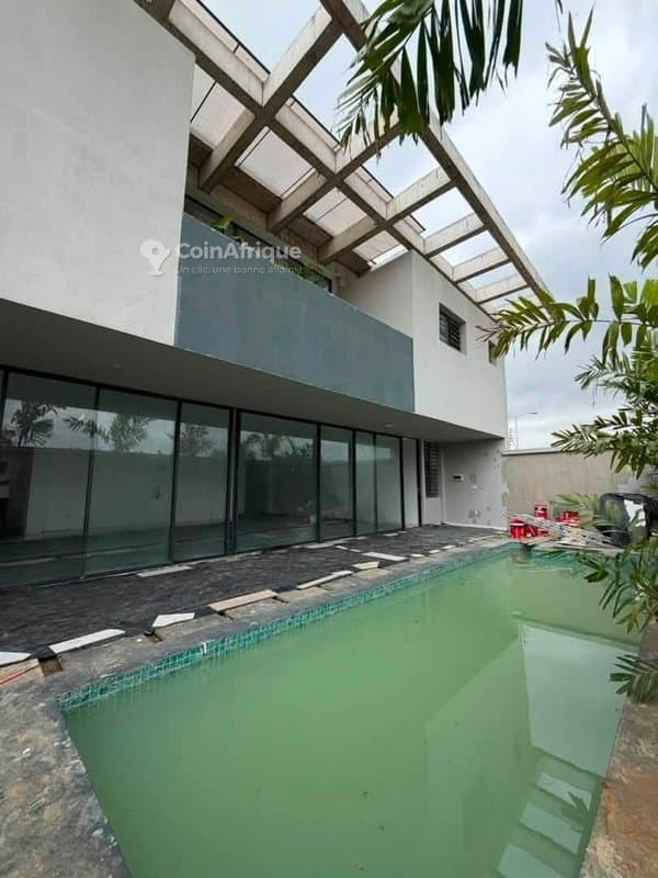 Vente villa 8 piece à Cocody Rivera Golf Berverly Hills