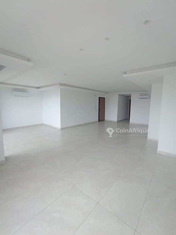 Location appartement de standing 5 pièces + piscine - Cocody Riviera m'badon