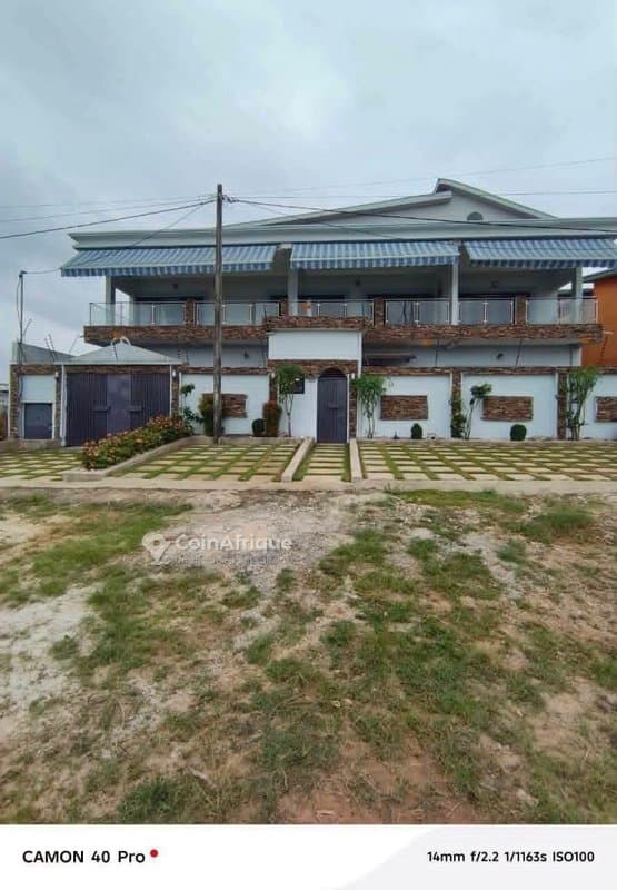 Location villa 9 pièces à Cocody Angre