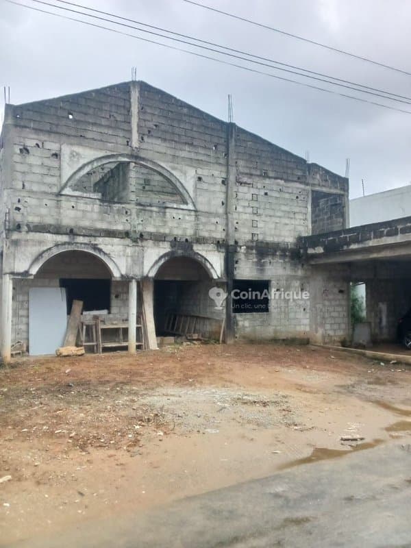 Vente villa duplex de 6 pièces au gros oeuvre situé à cocody angre 8eme tranche cité arcade 4 — photo 2