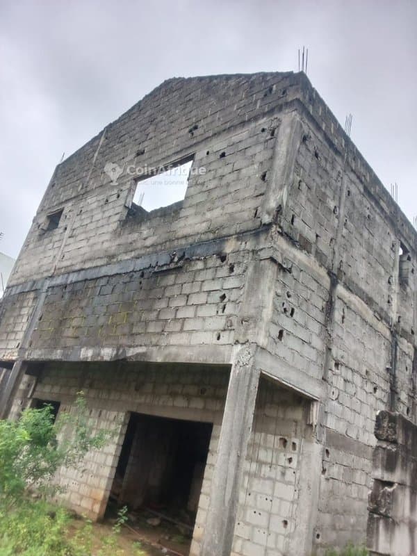 Vente villa duplex de 6 pièces au gros oeuvre situé à cocody angre 8eme tranche cité arcade 4 — photo 3