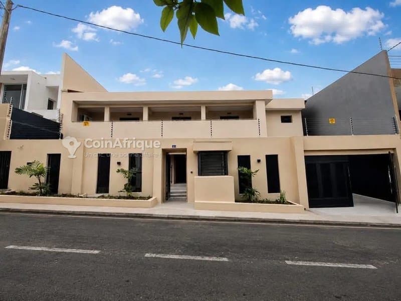 Vente villa duplex de 7 pièces à cocody rivera 4 cité sinakassi 2