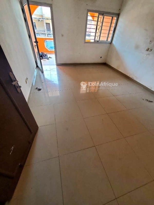 Location villa duplex de 6 pièces à cocody angre nouveau chu dans une cité