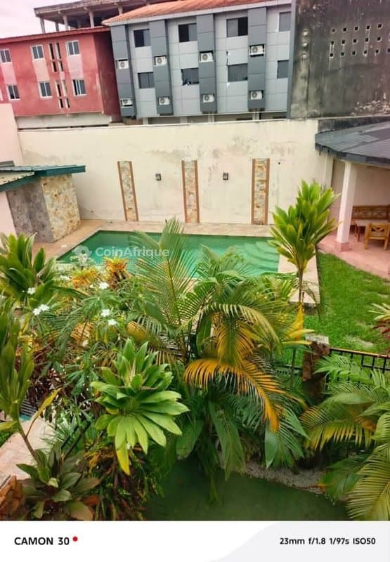 Location villa duplex de 4 pièces à cocody angre 8eme tranche cité star12 avec piscine commune garage individuel
