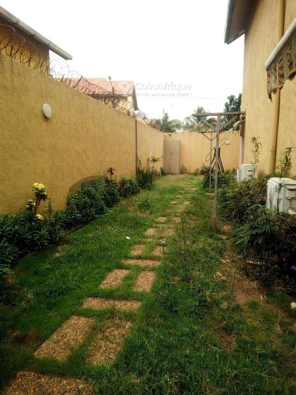 Location villa duplex 7 pièces - Cocody angre 8eme tranche cité arcade