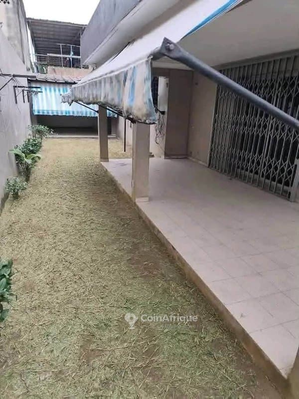 Vente Villa basse de 6 pièces à vendre situé à cocody angre dans une cité non loin de l'église stain ambroise — photo 2