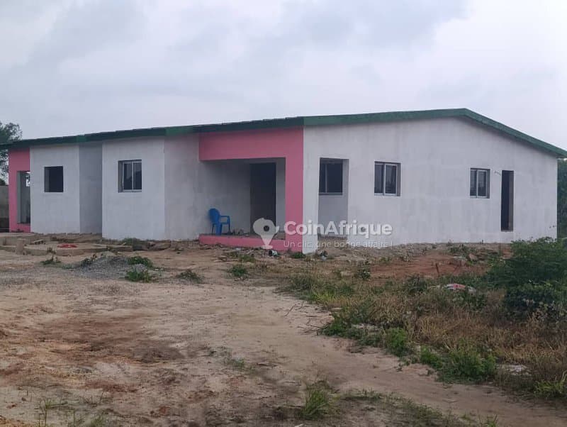 Vente villa basse de 4 pièces en à bingerville derrière mère et enfant — photo 3