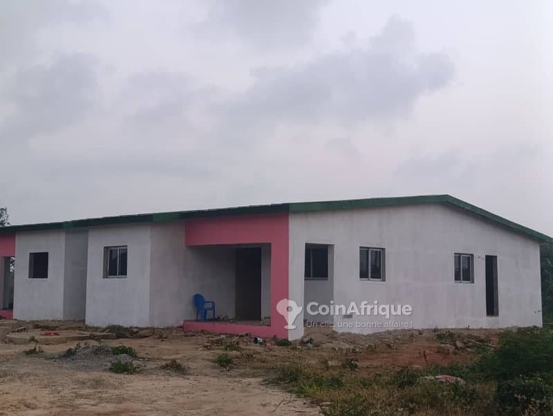 Vente villa basse de 4 pièces en à bingerville derrière mère et enfant — photo 5